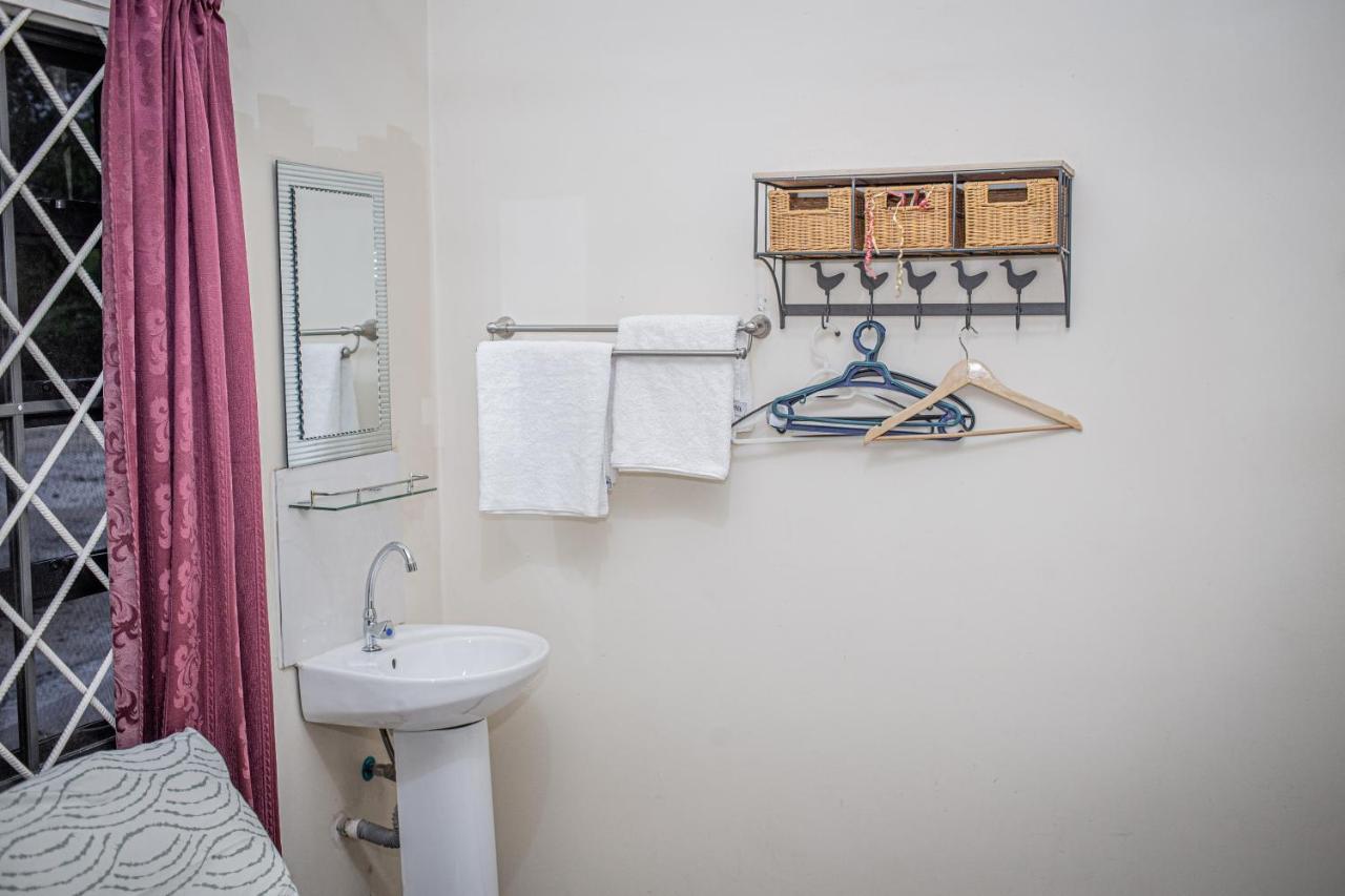 Sonja'S Guesthouse Zanderij Экстерьер фото
